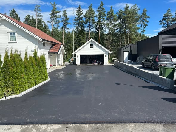 Gårdsplass foran dobbeltgarasje – Nittedal