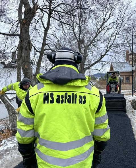 Arbeider fra MS Asfalt med asfaltmaskin